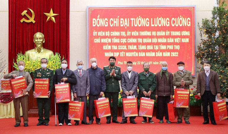 Đại tướng Lương Cường kiểm tra sẵn sàng chiến đấu, thăm và chúc Tết tại Phú Thọ -0