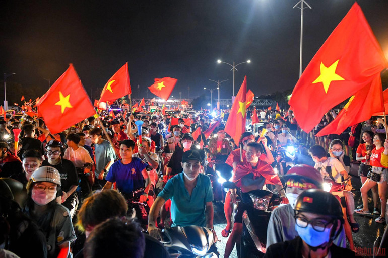 Người dân đổ ra đường ăn mừng U23 Việt Nam vô địch SEA Games 31 -1