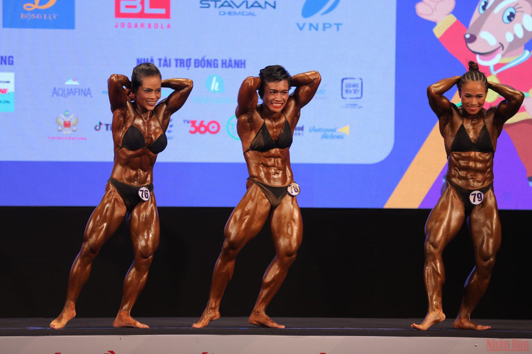 Bùi Thị Thoa (79), Đinh Kim Loan (76) là hai lực sĩ được đánh giá rất cao về thể hình cũng như thần thái khi biểu diễn. Ngắm cơ bắp như tạc tượng của nữ lực sĩ vô địch SEA Games 31 -0