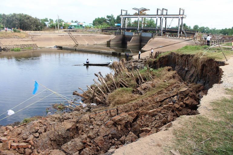 Sạt lở bủa vây miền Tây -0