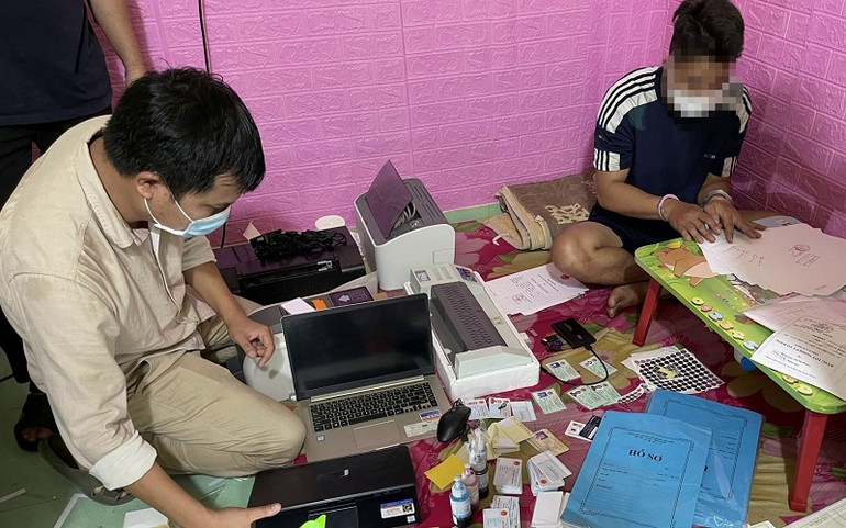 Phá đường dây làm, mua bán giấy tờ giả cho hàng trăm người -0