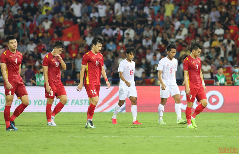 Hai đội ra sân nghỉ sau hiệp 1 không bàn thắng -0