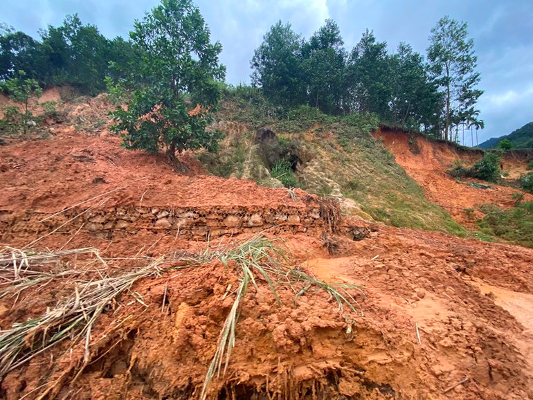Sạt lở bủa vây huyện miền núi Sơn Tây, Quảng Ngãi -0