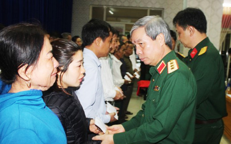 Bộ Quốc phòng và lãnh đạo tỉnh Quảng Trị thăm, tặng quà người dân bị ngập lụt nặng -0