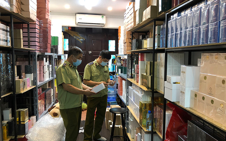 Ngăn chặn lượng lớn kem đánh răng giả, nước hoa không chứng từ -0