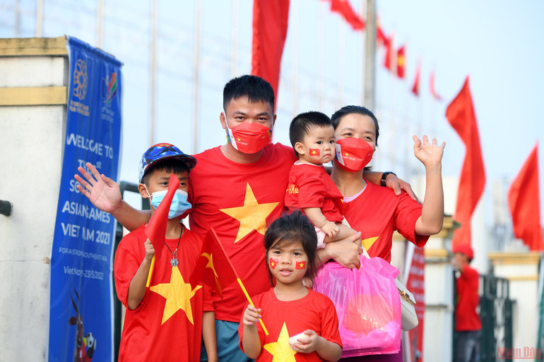 Cổ động viên Việt Nam khuấy động SVĐ Việt Trì trước giờ G -0