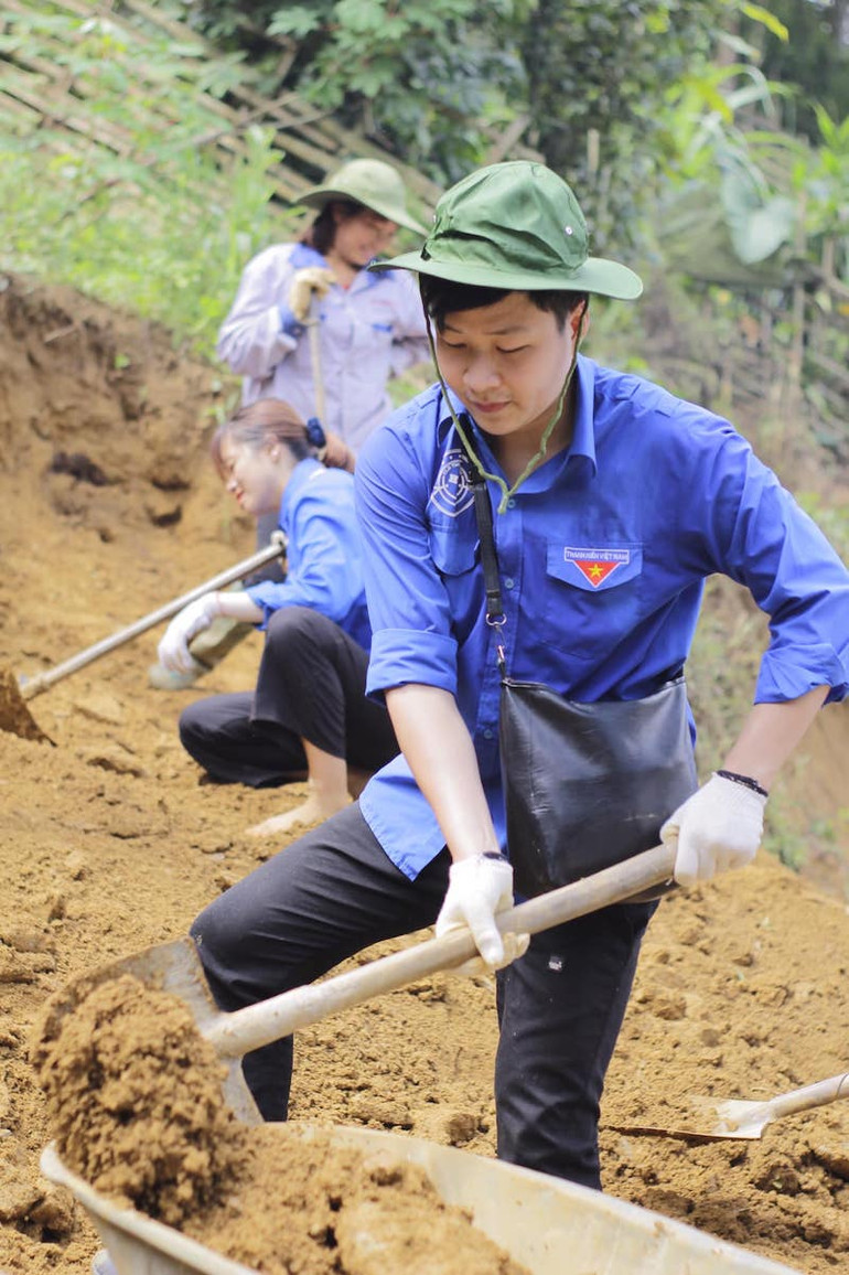 Sinh viên tình nguyện san nền đất cho hộ gia đình ở thôn Suối Thầu Dao Sinh viên đại học Luật Hà Nội mang “Mùa hè xanh” tới với người dân Sa Pa -0