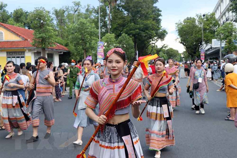 Không khí Lễ hội đường phố “Sắc màu văn hóa” ở các tuyến phố chính của thành phố Huế. Festival Huế 2022: Rực rỡ sắc màu văn hóa trong lễ hội đường phố -0