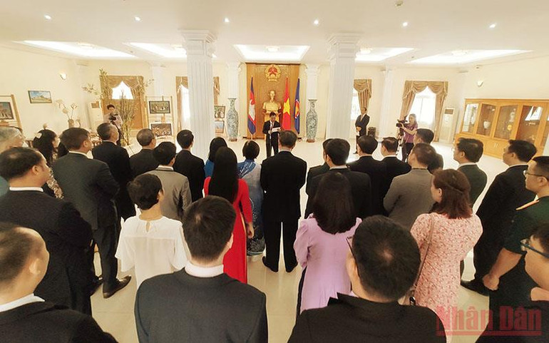 Bí thư Đảng ủy tại Campuchia, Đại sứ Nguyễn Huy Tăng phát biểu ý kiến (Ảnh: NGUYỄN HIỆP) Kỷ niệm Ngày sinh Chủ tịch Hồ Chí Minh tại Campuchia -0