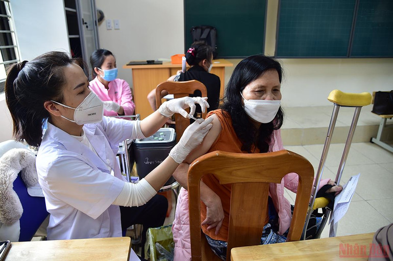 Những người trên 50 tuổi và có hoàn cảnh khó khăn được nhân viên y tế ưu tiên tiêm trước. Hà Nội đã tiêm hơn 1 triệu liều vaccine mũi bổ sung và nhắc lại -0