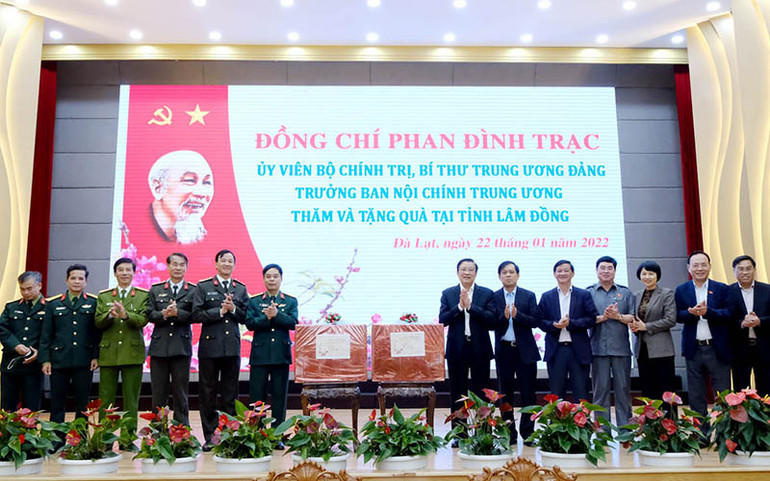 Trưởng Ban Nội chính Trung ương Phan Đình Trạc thăm và tặng quà Tết tại Lâm Đồng ảnh 1 Trưởng Ban Nội chính Trung ương Phan Đình Trạc thăm và tặng quà Tết tại Lâm Đồng -0