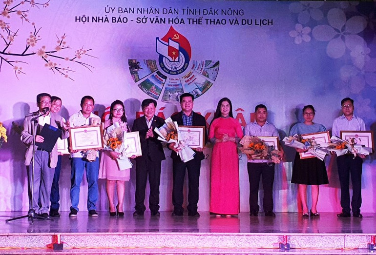 Trao bằng khen của UBND tỉnh Đắk Nông cho một số tập thể và cá nhân nhà báo thuộc cơ quan báo chí Trung ương và tạp chí có nhiều đóng góp trong việc thông tin, tuyên truyền năm 2021. Đắk Nông tổ chức Hội báo Xuân Nhâm Dần năm 2022 -0