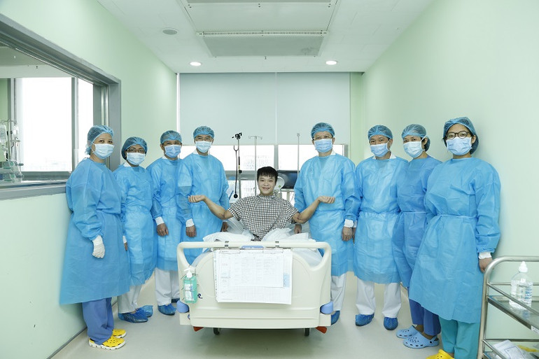 Bệnh nhân đã có thể vận động được hai cánh tay. Lần đầu tiên ghép thành công đồng thời hai cẳng tay -0