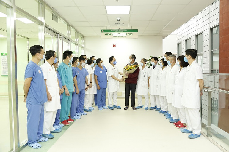 Bệnh nhân ghép phổi được xuất viện sau một tháng ghép. Lần đầu tiên ghép thành công đồng thời hai cẳng tay -0