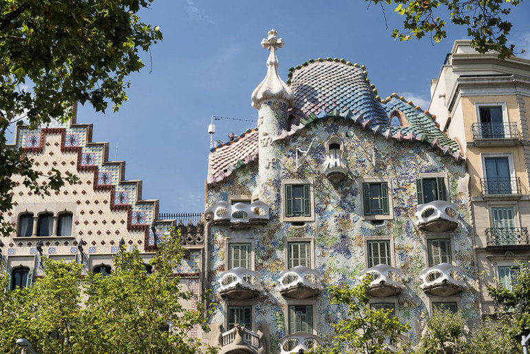 Tòa nhà Casa Batlló nổi bật trên đại lộ Passeig de Gracia, thành phố Barcelona với vẻ đẹp cực kỳ ấn tượng. (Ảnh: El País) Top 10 điểm du lịch không thể bỏ qua khi đến Tây Ban Nha -0