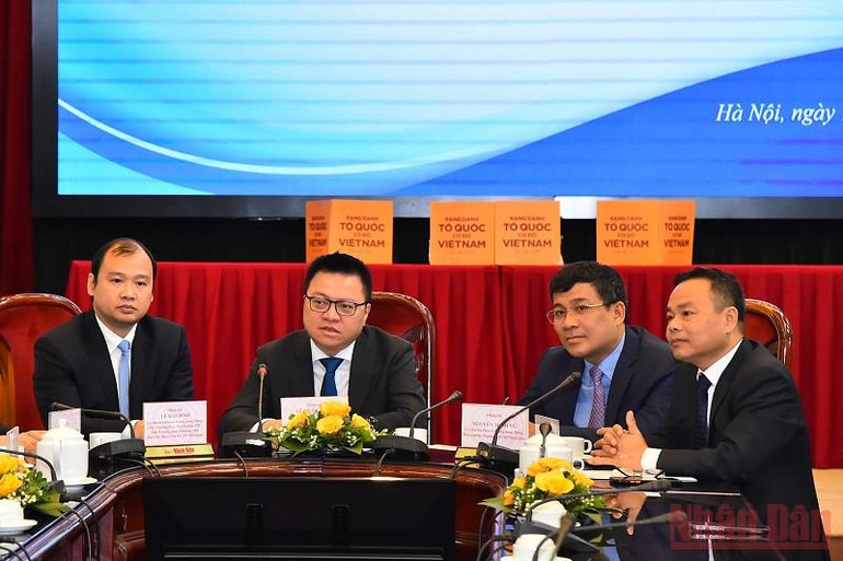 Tổng Biên tập Báo Nhân Dân Lê Quốc Minh (thứ 2 từ trái sang) giải đáp thắc mắc của phóng viên tại buổi họp báo. (Ảnh: Thủy Nguyên) Phát động Giải thưởng toàn quốc về thông tin đối ngoại lần thứ VIII -0