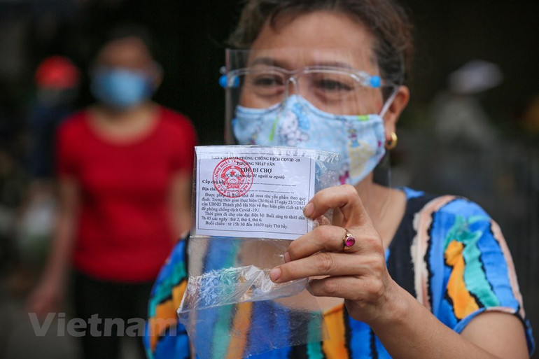 Người dân Thủ đô xếp hàng dùng thẻ để đi chợ thời Covid-19 -0