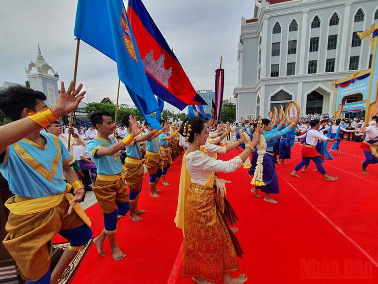 Biểu diễn văn nghệ chào mừng Ngày thành lập CPP. Đảng Nhân dân Campuchia kỷ niệm 71 năm thành lập -0