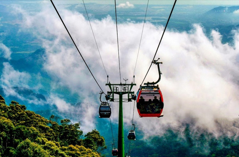Lướt qua những tầng mây trắng xóa tại Bà Nà Hills là một hoạt động thư giãn thú vị (Ảnh: CTV) Những điểm đến trong nước lý tưởng để nạp năng lượng năm 2022 -0