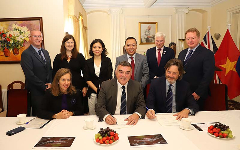 Kí kết thỏa thuận hợp tác giữa Trường Quốc tế Việt Nam và Trường Reigate Grammar School, Anh -0