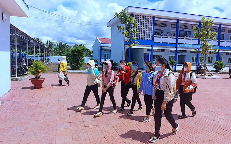 Học sinh Trường THCS Biển Bạch (huyện Thới Bình) đến trường học trực tiếp vào sáng 25/10. Cà Mau tiếp tục vận động học sinh đến trường -0