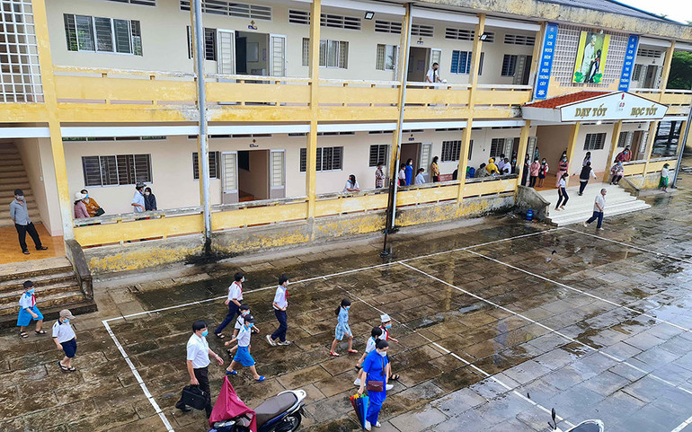 Học sinh tiểu học “vùng xanh” huyện Đầm Dơi thực hiện tốt “5K” ngày đầu tiên trở lại trường. Cà Mau tiếp tục vận động học sinh đến trường -0