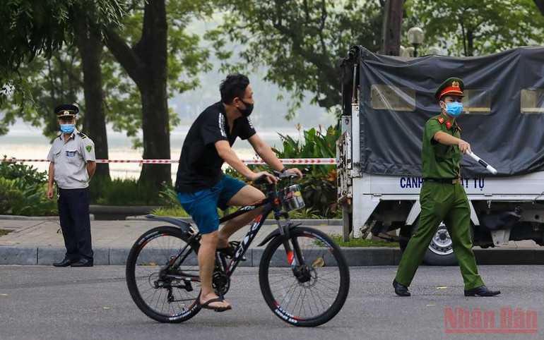 Người dân Hà Nội lại ra đường đạp xe tập thể dục bất chấp lệnh cấm theo Chỉ thị 15 -0