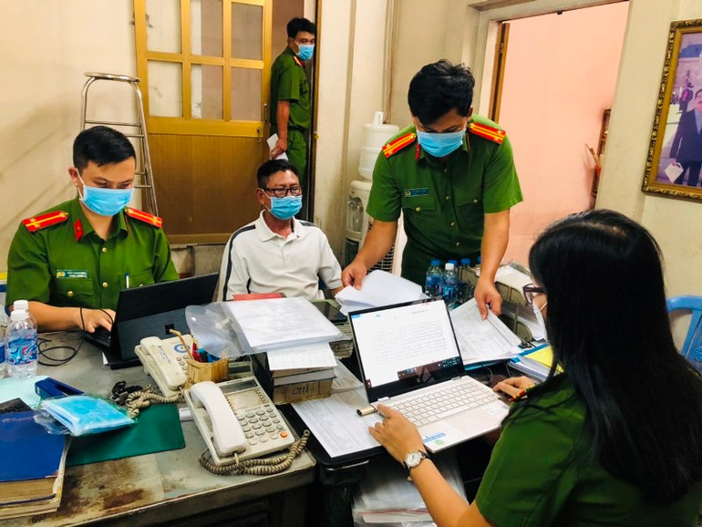 Lực lượng công an làm việc với ông Dự. Phát hiện kho hàng nhập lậu “khủng” ở Đồng Nai -0