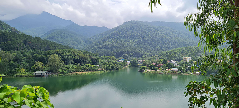 Cảnh quan bên hồ Làng Hà (thị trấn Hợp Châu, Tam Đảo). Nghĩ lớn để du lịch Tam Đảo cất cánh -0