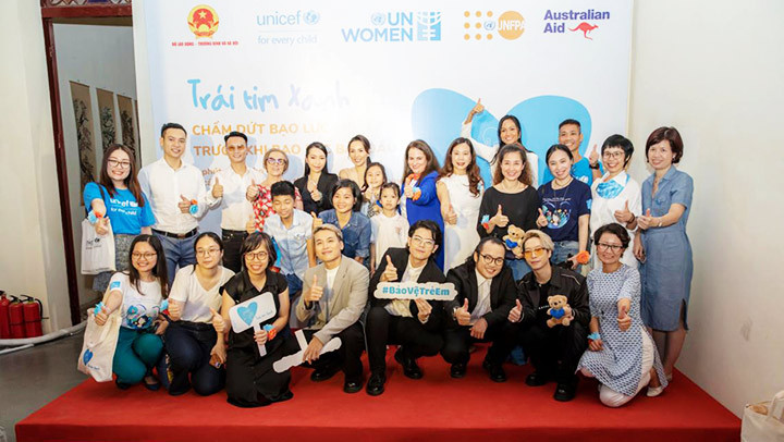 Các khách mời dự lễ khởi động chiến dịch “Trái tim Xanh”. Ảnh: UNICEF VIỆT NAM Khởi động “Trái tim Xanh” bảo vệ phụ nữ và trẻ em -0