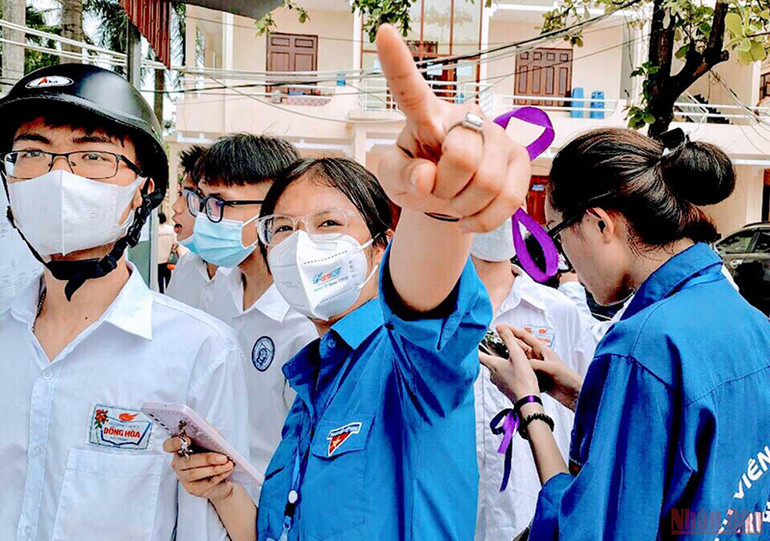 Hướng dẫn thí sinh tới các phòng thi nhanh chóng, kịp thời. Đông đảo tình nguyện viên trên cả nước tham gia “Tiếp sức mùa thi” -0