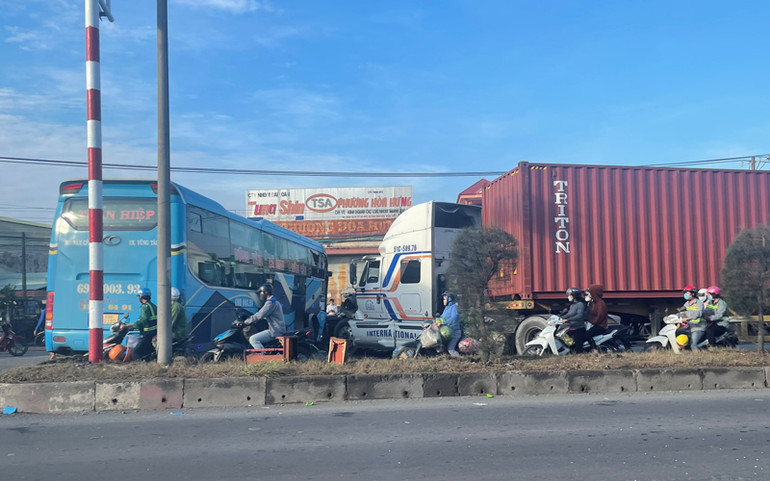 Xe khách tông xe container trên quốc lộ 51, 3 người nguy kịch -0