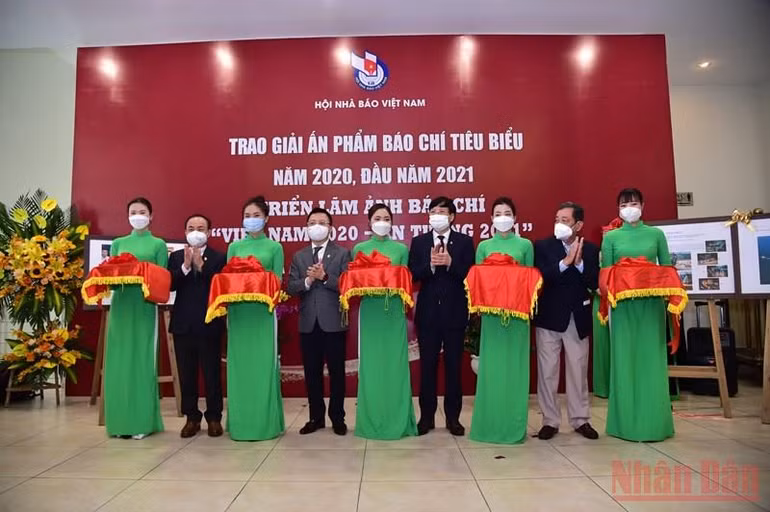 Báo Nhân Dân số đặc biệt đoạt giải Ấn phẩm báo chí tiêu biểu của Hội Nhà báo Việt Nam -0