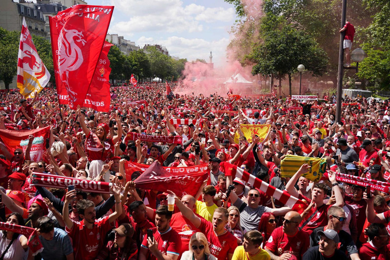 Dòng người mang sắc đỏ của Liverpool đổ về các con phố Paris. Những khoảnh khắc đẹp trong trận chung kết Champions League -0