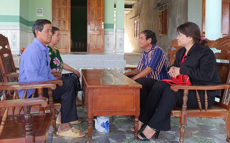Ông A In (thứ hai từ phải qua) ở làng O, xã Ya Xiêr, huyện Sa Thầy (Kon Tum) đi vận động ủng hộ Tết cho đồng bào trong làng. Tết nghĩa tình với đồng bào Tây Nguyên -0