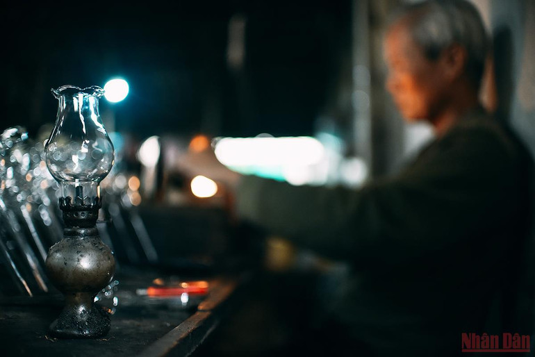Chuyện người thợ "bán hơi" bên bễ đỏ lửa ảnh 11 ABC -0
