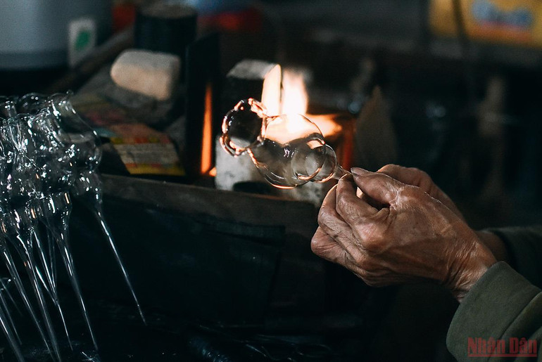 Chuyện người thợ "bán hơi" bên bễ đỏ lửa ảnh 7 ABC -0