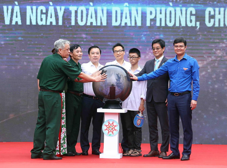Phó Thủ tướng Vũ Đức Đam cùng các đại biểu thực hiện nghi thức cam kết chung tay phòng, chống ma túy tại buổi lễ. Cần sự tham gia của toàn dân trong phòng, chống ma túy -0