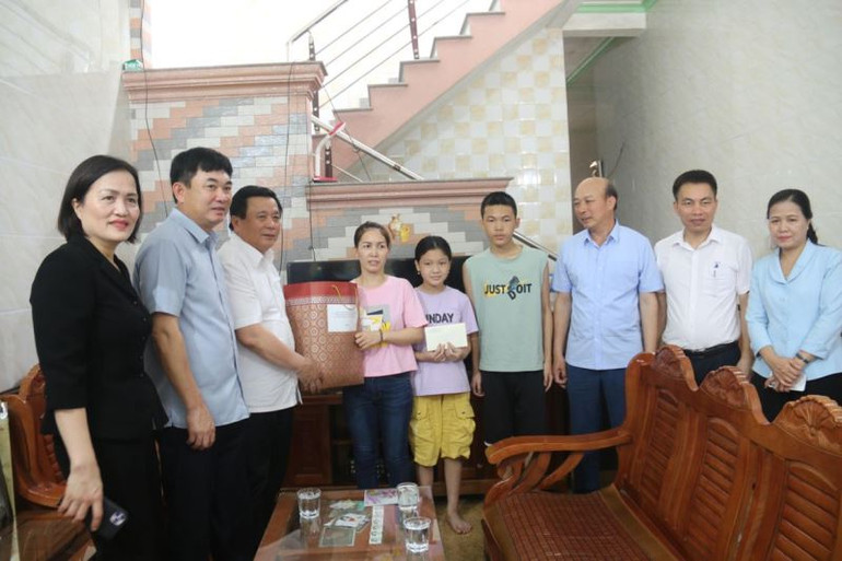 Đồng chí Nguyễn Xuân Thắng và Đoàn đại biểu Quốc hội tỉnh Quảng Ninh cùng lãnh đạo TKV tặng quà các gia đình công nhân Công ty than Khe Chàm-TKV có hoàn cảnh khó khăn. Đồng chí Nguyễn Xuân Thắng tiếp xúc cử tri tại tỉnh Quảng Ninh -0