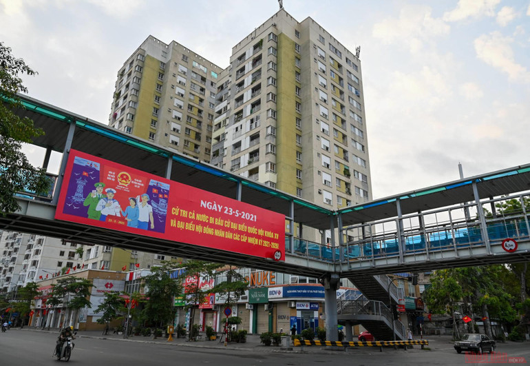 Không khí vui tươi, tưng bừng, phấn khởi với pa nô, khẩu hiệu, cờ hoa rực rỡ chào mừng ngày bầu cử lan tỏa trên khắp các tuyến phố, đường làng, ngõ xóm Thủ đô. 1_bau_cu-1621729304195.jpeg