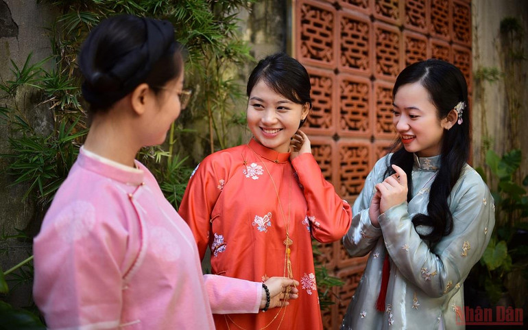 Áo ngũ thân dần được biết tới nhiều hơn với sự xuất hiện của các hội, nhóm, fanpage như Đình làng Việt, Đại Việt Cổ Phong, Việt Nam Cổ phục hội... Dần dần, áo dài ngũ thân được các bạn trẻ yêu văn hóa truyền thống dân tộc quan tâm và tìm hiểu. Áo ngũ thân trong đời sống giới trẻ -0