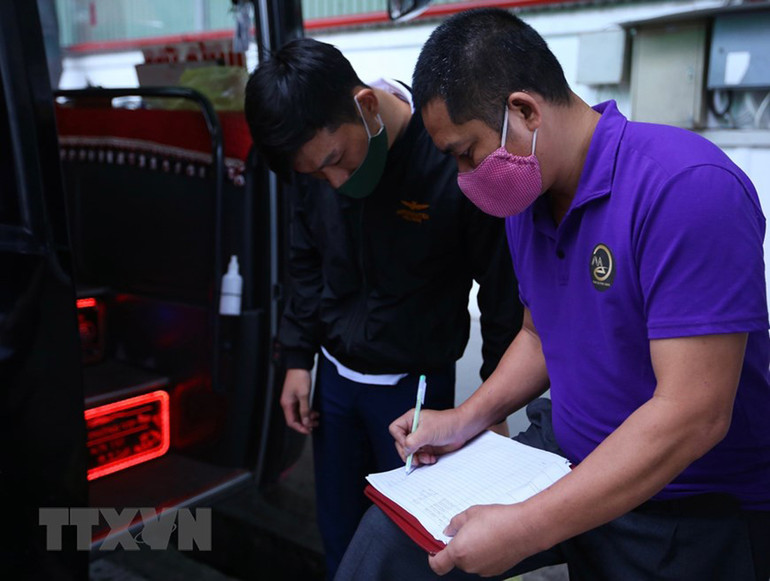 Xe khách liên tỉnh được hoạt động trở lại, bến xe Hà Nội vẫn vắng vẻ -0