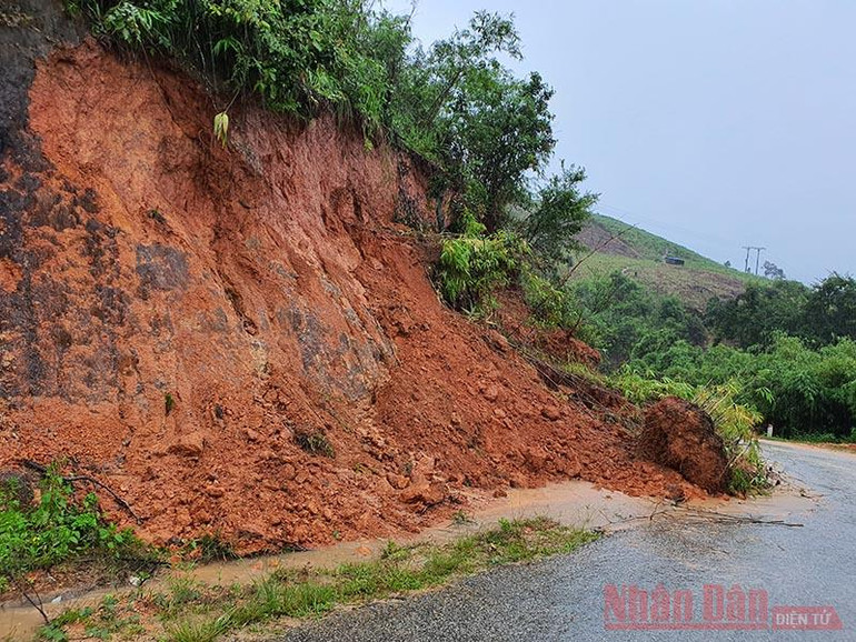Hai người bị thương, ba nhà sập, 485 nhà bị tốc mái do bão số 9 -0