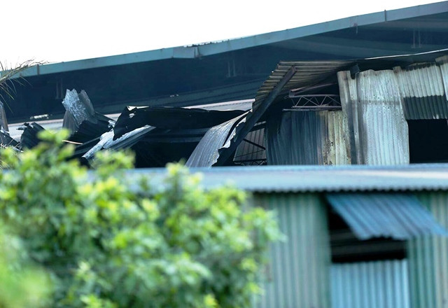 Dập tắt đám cháy kho hàng cảng Đức Giang -0