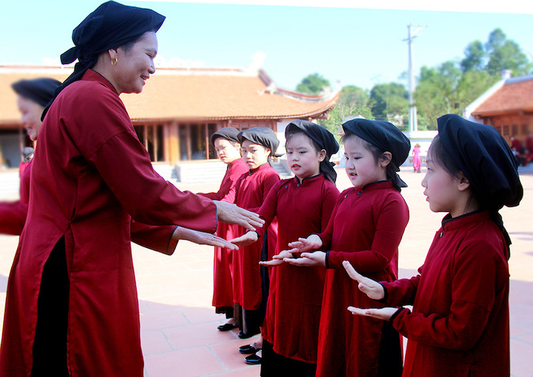 Các nghệ nhân phường xoan gốc truyền dạy hát xoan cho học sinh. (Ảnh: phutho.gov.vn). Sức lan toả của phong trào thi đua “Đổi mới, sáng tạo trong dạy và học” -0