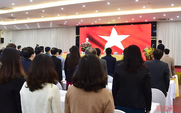 Các đại biểu thực hiện nghi lễ Chào cờ. (Ảnh: Thành Đạt) Khai mạc phiên trù bị Đại hội Hội Nhà báo Việt Nam lần thứ XI -0