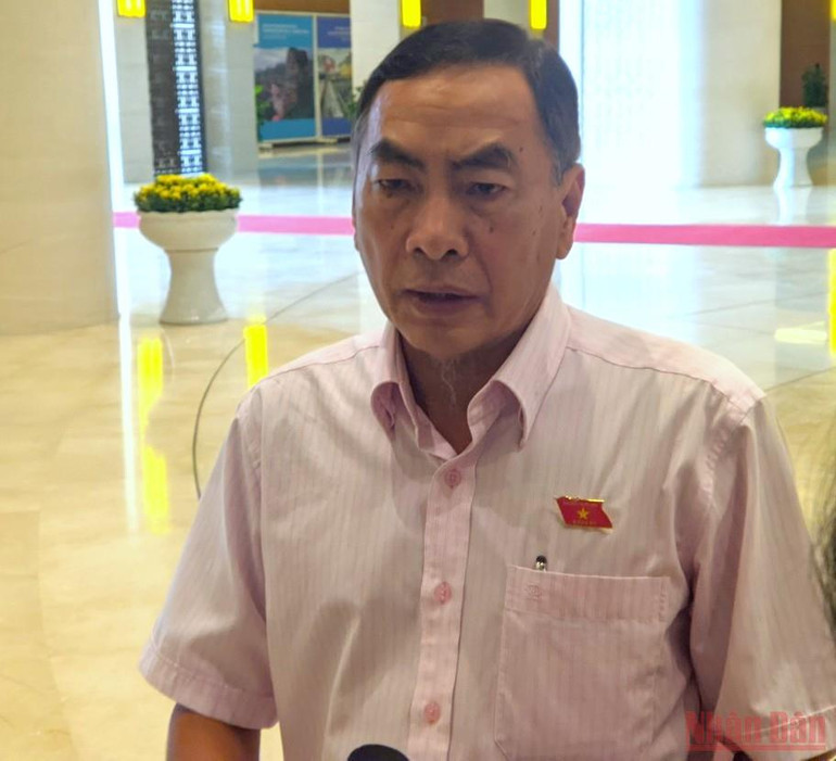 Đại biểu Phạm Văn Hòa trao đổi bên hành lang Quốc hội. (Ảnh: TRUNG HƯNG) Bảo vệ tuyệt đối trẻ em trước bạo lực -0