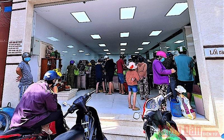 Người dân TP Cà Mau đổ xô đi mua hàng tích trữ vào sáng 18/7. Giãn cách linh hoạt, mềm dẻo ở Cà Mau -0