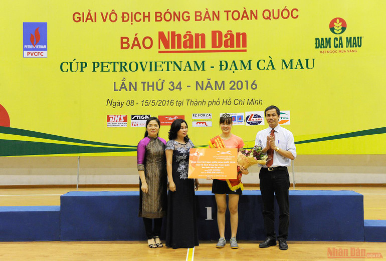 Hoa khôi Nguyễn Thị Nga. Sắc đẹp bên bàn bóng -0