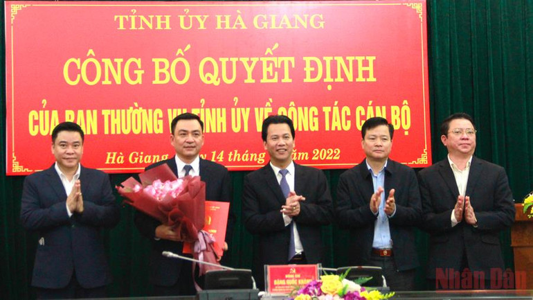 Các đồng chí lãnh đạo tỉnh Hà Giang trao quyết định và tặng hoa chức mừng Chánh Văn phòng Tỉnh ủy Hà Giang Nguyễn Chí Thâm. Hà Giang bổ nhiệm Trưởng Ban Nội chính Tỉnh ủy -0